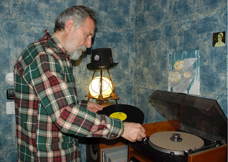 Eskişehirli emekli teknisyen 35 yılda binlerce kaset, plak, CD ve DVD biriktirdi