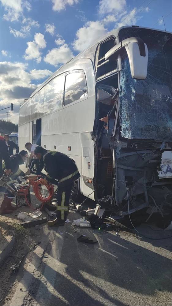  Yolcu otobüsüyle kamyon çarpıştı, muavin öldü, 19 kişi yaralandı