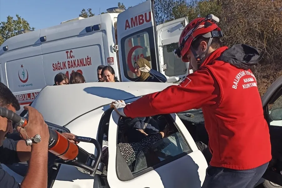 Manisa’da iki otomobilin çarpışması sonucu 1 kişi öldü 3 kişi yaralandı