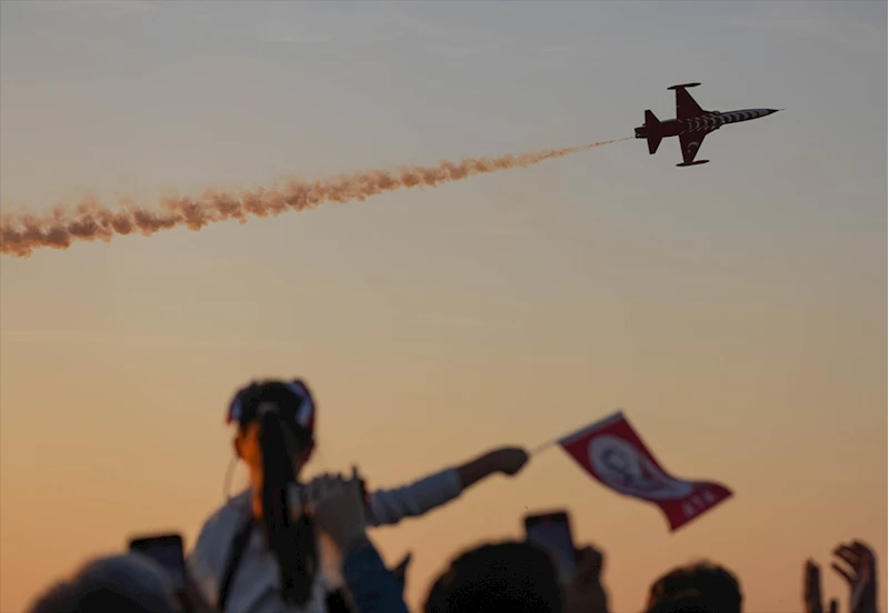 Türk Yıldızları, Cumhuriyet Bayramı dolayısıyla hava gösterisi yaptı