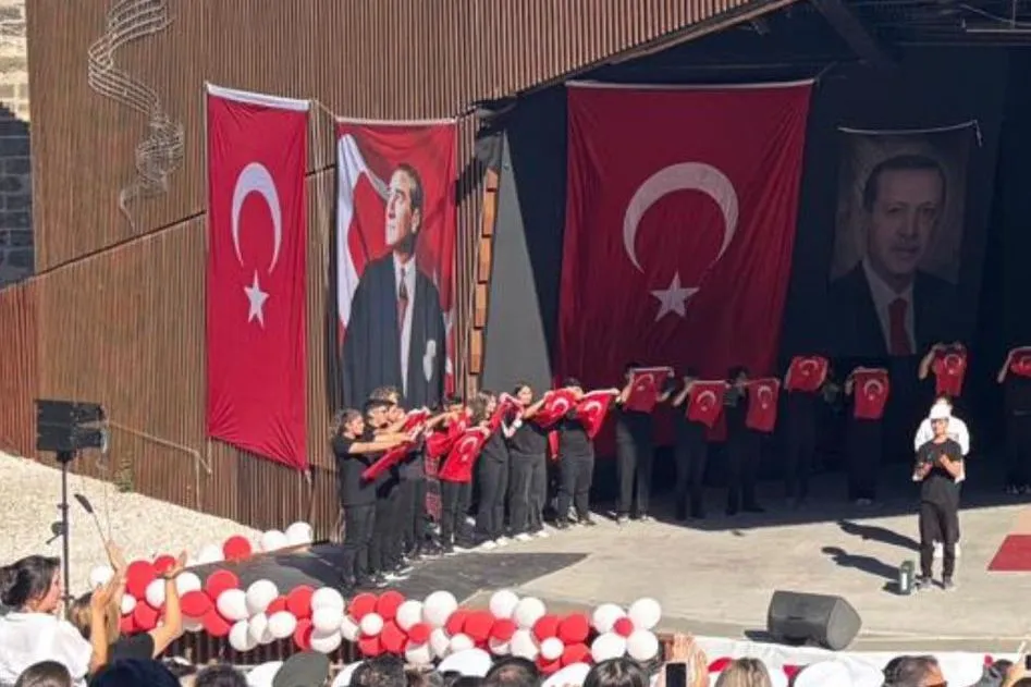 Cumhuriyet Bayramı Törenlerinde Atatürk ve Erdoğan Portreleri Tartışma Yarattı