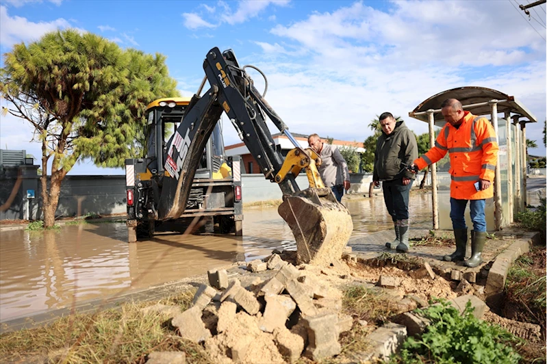 Çeşme’de Sağanak ve Sis, Ev ve İş Yerlerini Su Bastı