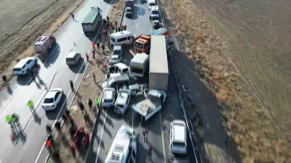 Van-Erciş Kara Yolunda Zincirleme Trafik Kazaları: 1 Ölü, 51 Yaralı