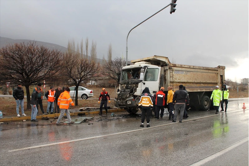  Afyonkarahisar’da İki Kamyon Çarpıştı: 1 Yaralı