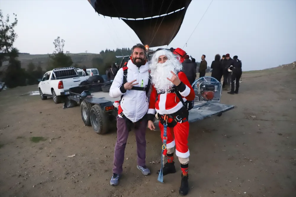 Noel Baba kostümlü paraşütçü Pamukkale