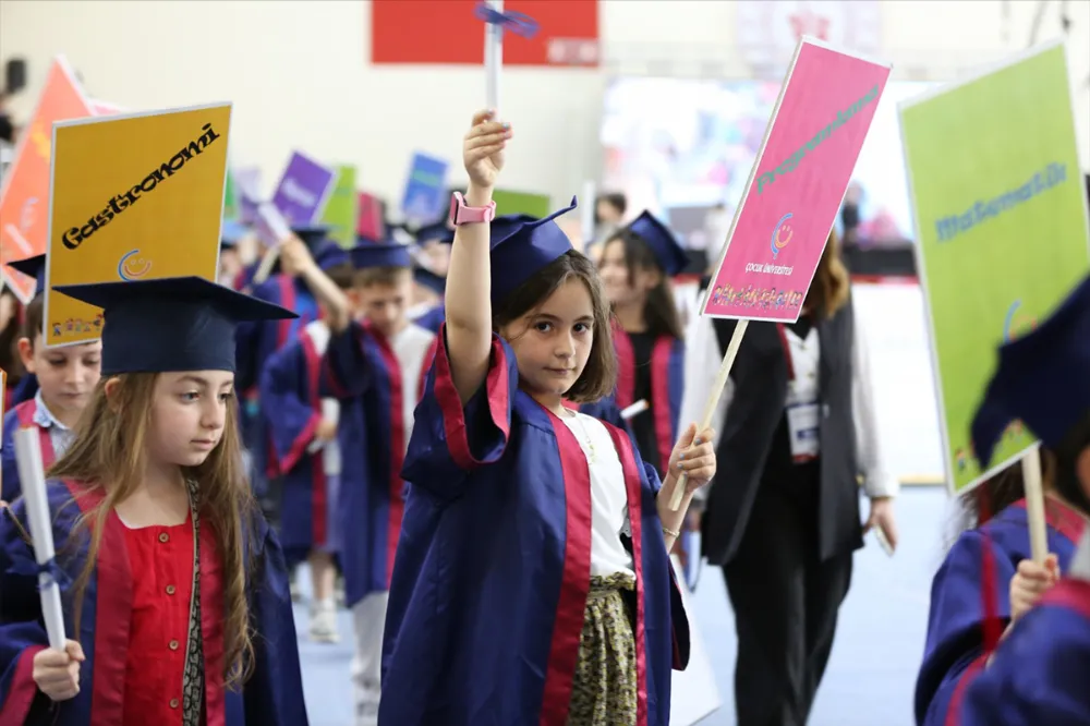 Anadolu Üniversitesinde 3 kuşak 7’den 70’e Mezuniyet Heyecanı