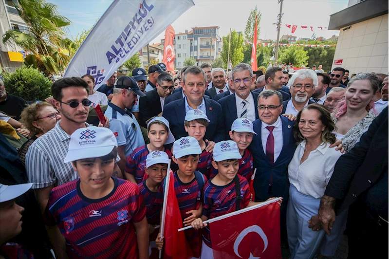 CHP Genel Başkanı Özel, Altıeylül ve Karesi belediyelerini ziyaret etti: