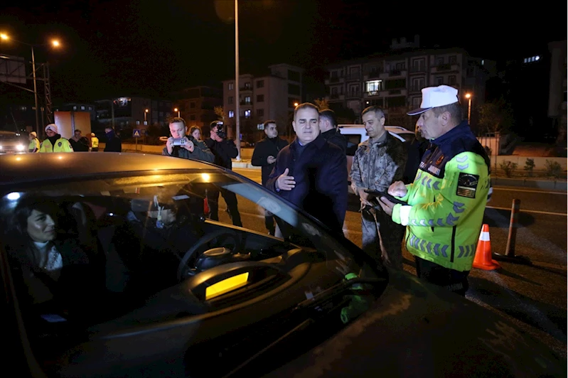 Muğla Valisi Akbıyık, uygulama noktalarında vatandaşların ve güvenlik kuvvetlerinin yeni yılını kutladı