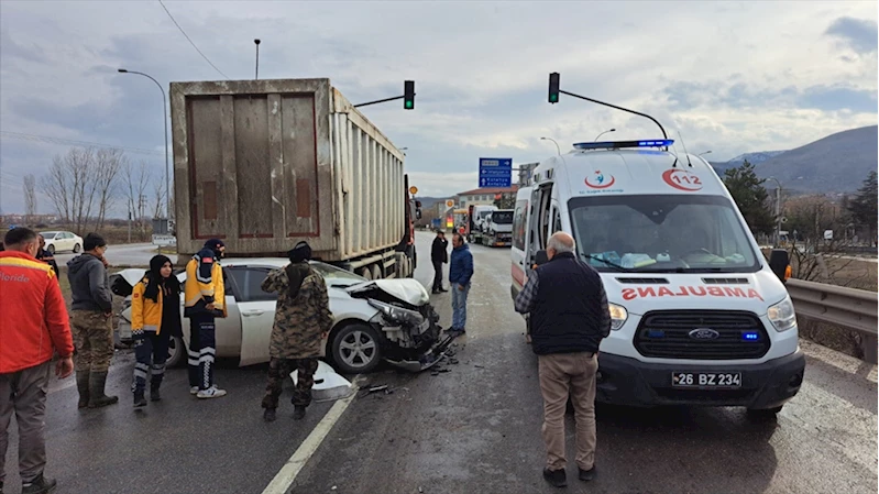 Eskişehir’de Trafik Lambasında Bekleyen Kamyona Çarpan Otomobilin Sürücüsü Yaralandı