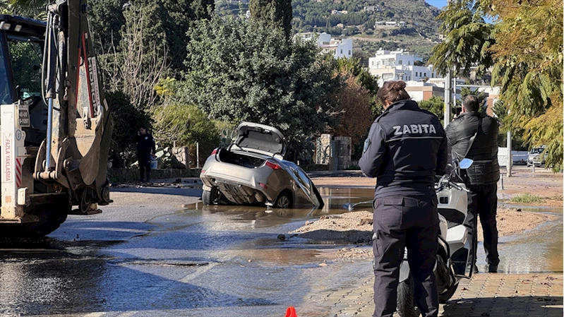  Bodrum’da Korku Dolu Anlar: İçme Suyu Hattı Patladı, Araç Çukura Düştü!