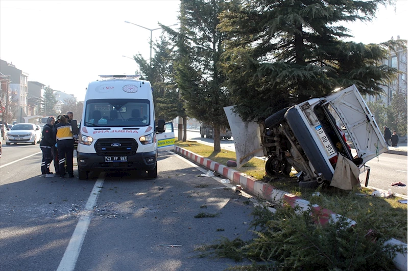 Tavşanlı’da Zincirleme Kaza: Otomobil Ağaca Çarptı, 3 Yaralı