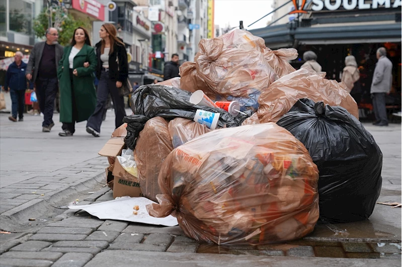 İzmir’de İş Bırakma Eylemi Nedeniyle Çöp Sorunu Büyüyor