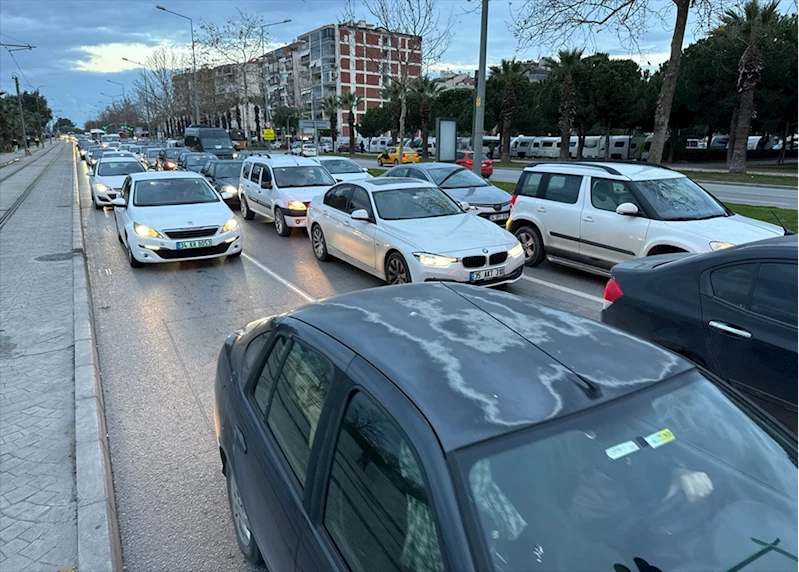 İzmir’de Ulaşım Krizi: Otobüs ve Metro Seferleri Aksadı